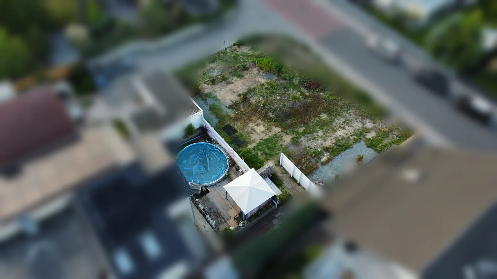 Luftaufnahme von der Straßenseite
