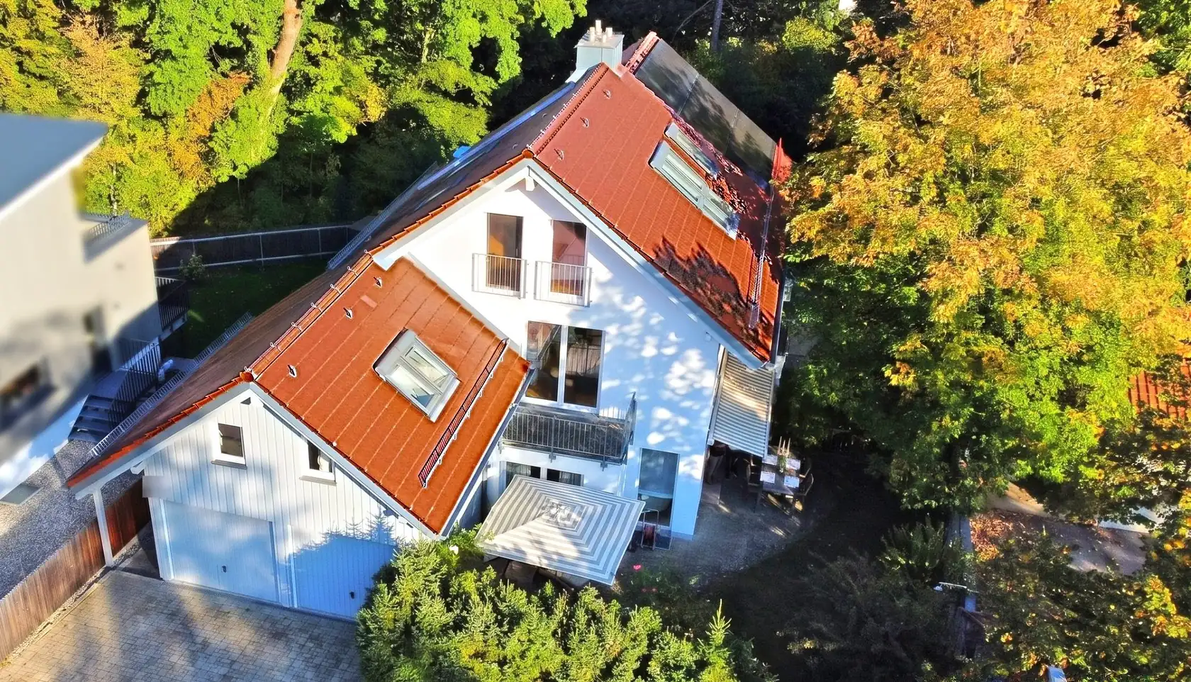 Luftaufnahme der Doppelhaushälfte in Starnberg im Grünen